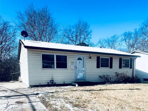 1608 Ville Cecelia Ln, Hazelwood, MO 63042