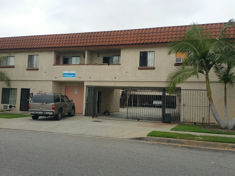 12919 Cordary Ave