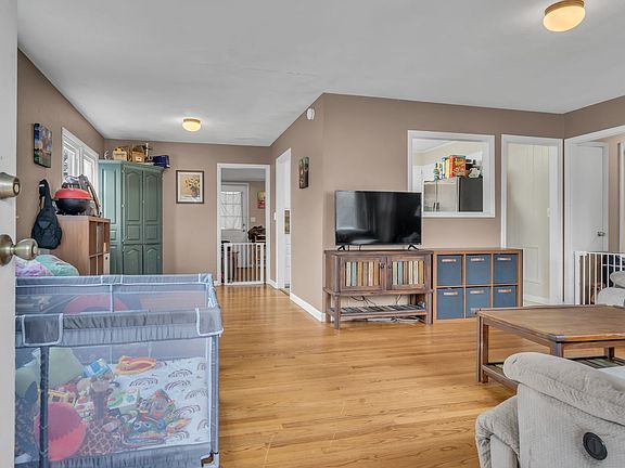 4th image of 104 Lynn Ave