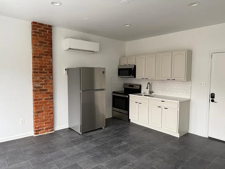 439 W Bringhurst St #3 — Photo 2