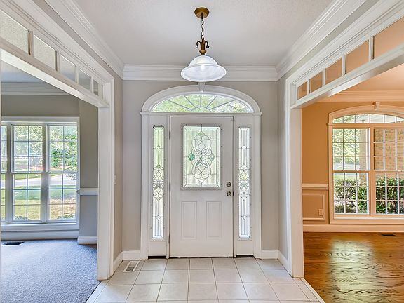 4th image of 125 Emerald Lake Dr