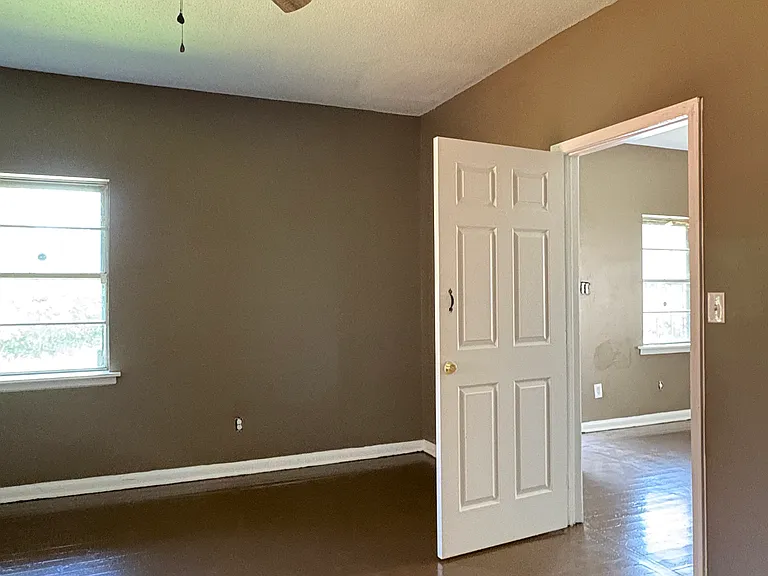261 E Trigg Ave — Photo 10