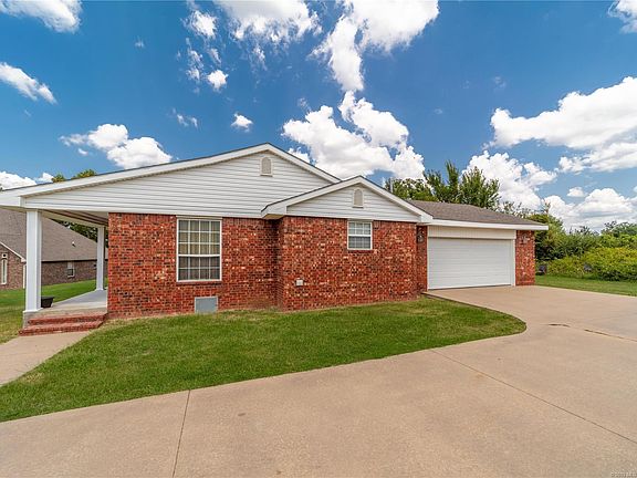 3rd image of 2100 Wisteria Ln