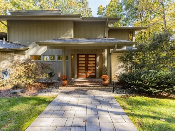 6832 Colonial Club Dr, Thomasville, NC 27360