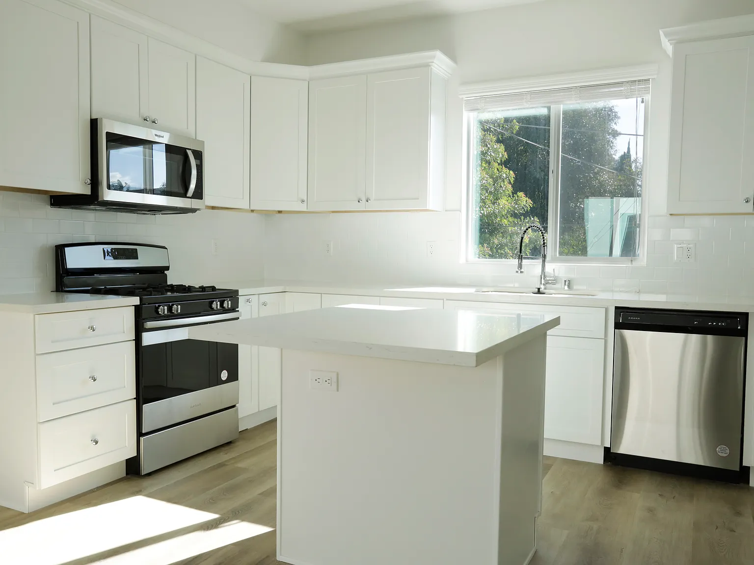 3 bed, 3.5 bath, 1500 sqft, $3,750 — Photo 3