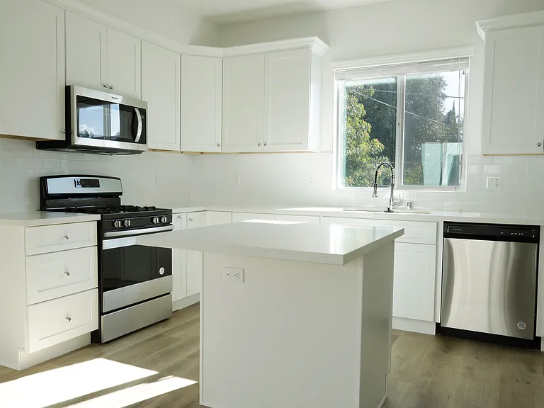 6936 Hazeltine Ave — Photo 3