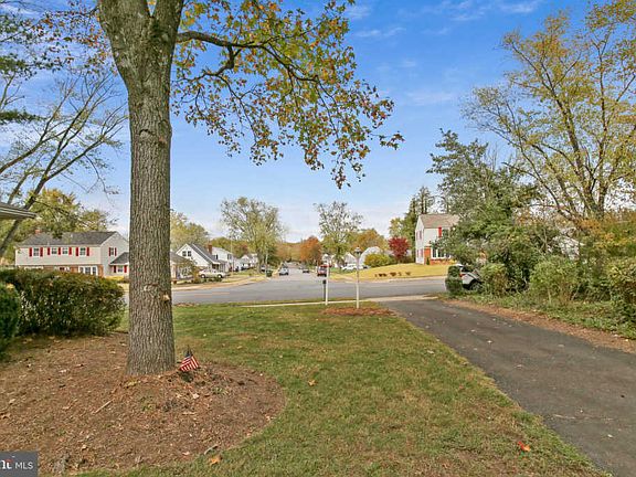 3rd image of 12915 Melville Ln