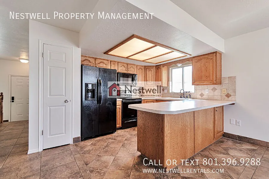 Spacious 4-bed home in great Layton location. — Photo 3