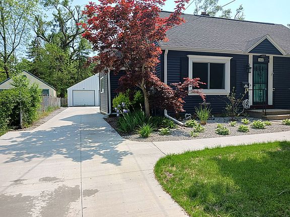 3rd image of 1104 Roseland Ave