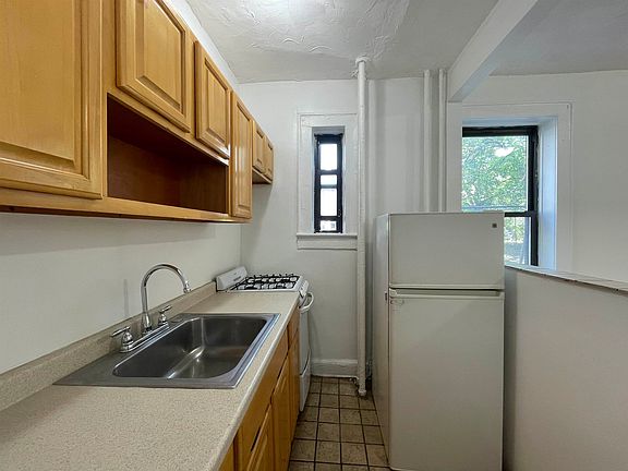 5th image of 24 Rock St APT 103
