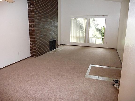 Living room w/fireplace