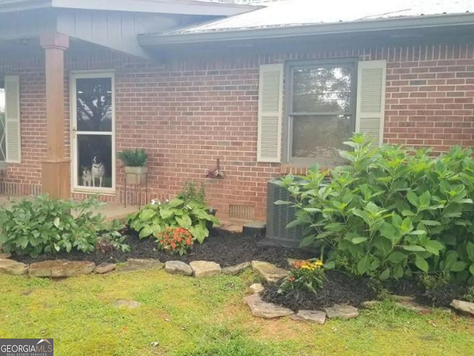2 bed, 2.0 bath, 2100 sqft, $2,200 — Photo 2