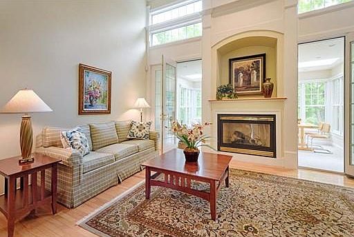 3rd image of 119 Carriage Hill Cir