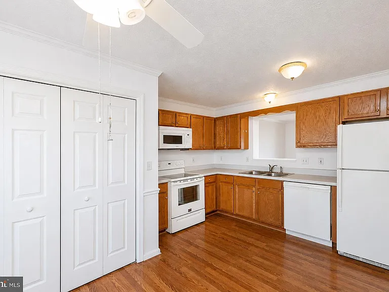 304 Chatham Sq — Photo 4