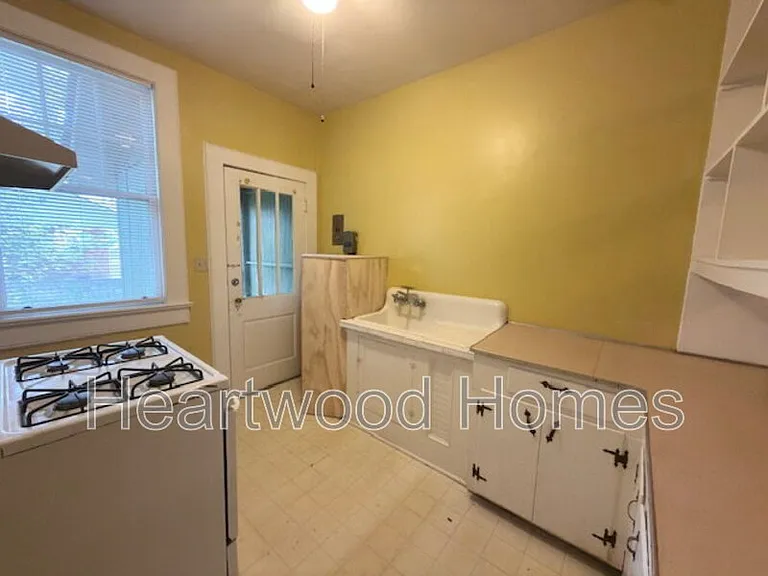 1408 Victoria St — Photo 23