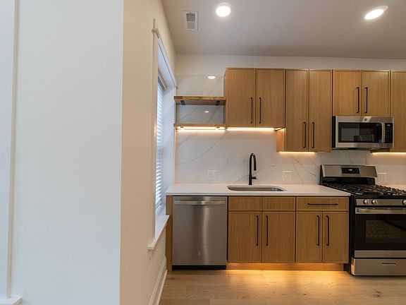 4th image of 1900 W Ainslie St #1902-2