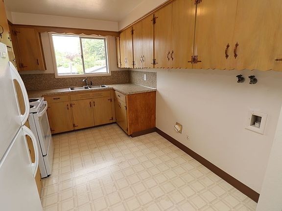 4th image of 3025 Madison St NE