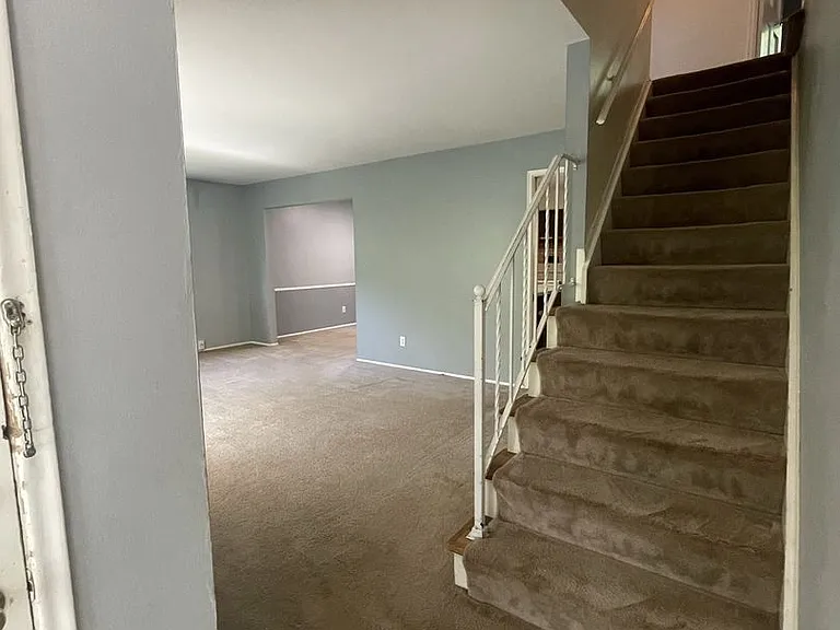 2163 Yorktown Dr — Photo 4