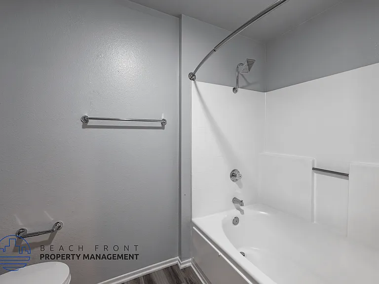 619 E. Riverside Dr. — Photo 19
