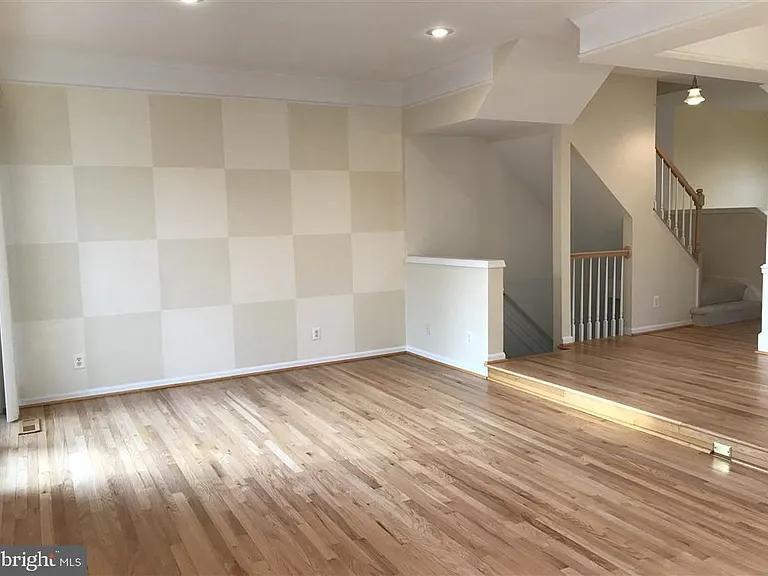 7507 Lamoyne Ct — Photo 15