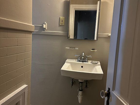 4th image of 335 N Potomac St APT 1