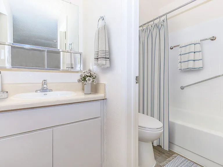 Sterling Pointe Apartments — Photo 23