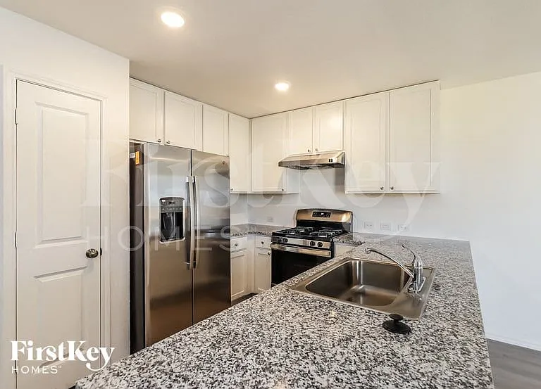10610 McClintock Dr — Photo 5