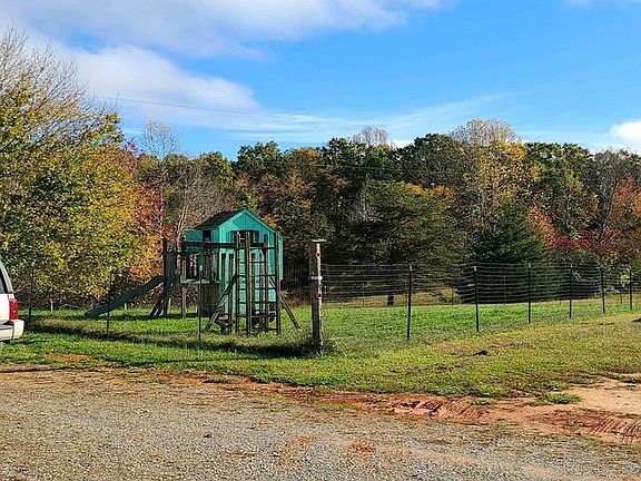 5th image of 334 Green Rock Hills Ln