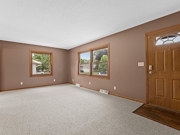 3rd image of 511 6th St NE