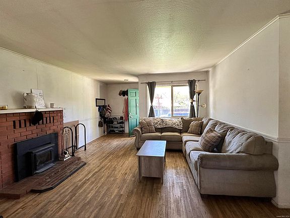 3rd image of 545 Woodside Way
