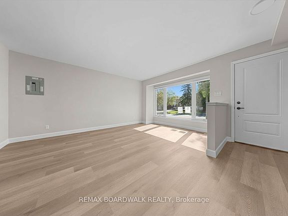 3rd image of 999 Meadowlands Dr