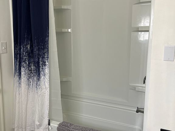 2nd image of 500 E 6th St #4