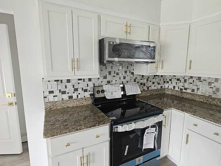 4 Eastwood Dr #1 — Photo 5
