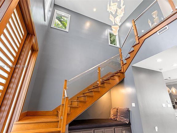 4th image of 924 Evergreen Dr