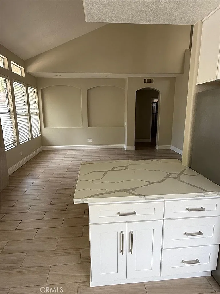 3 bed, 2339 sqft, $5,995 — Photo 3
