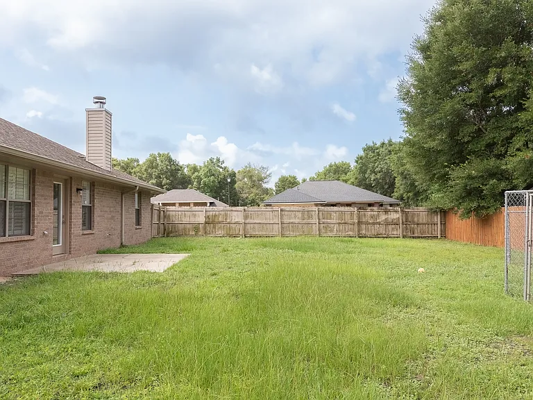 8770 Kennedy Dr — Photo 32