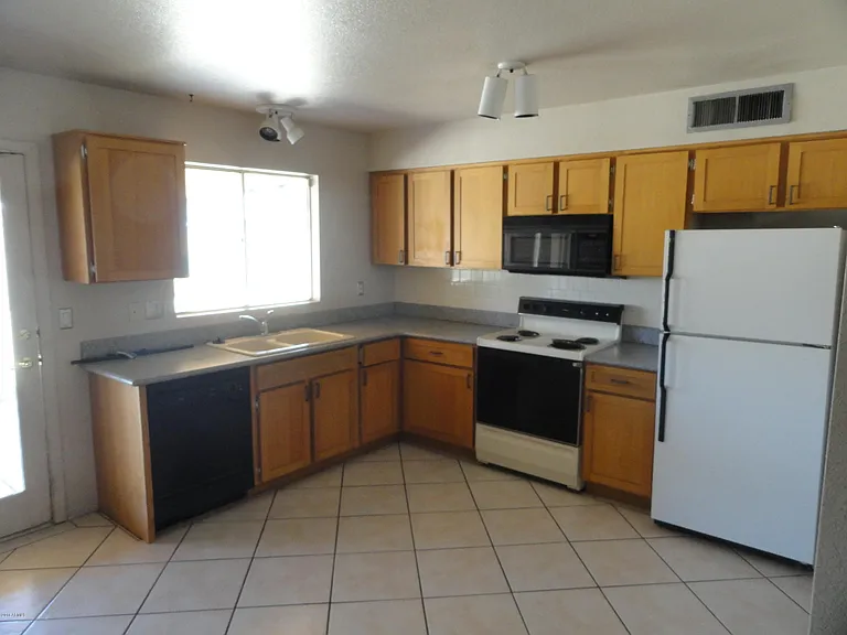 3338 W Tonto Ln — Photo 3