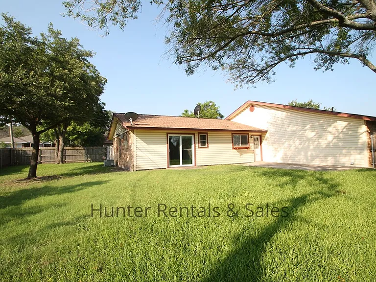 1615 Beaver Trl — Photo 1