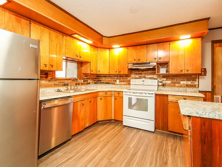 901 Westmont Dr — Photo 7