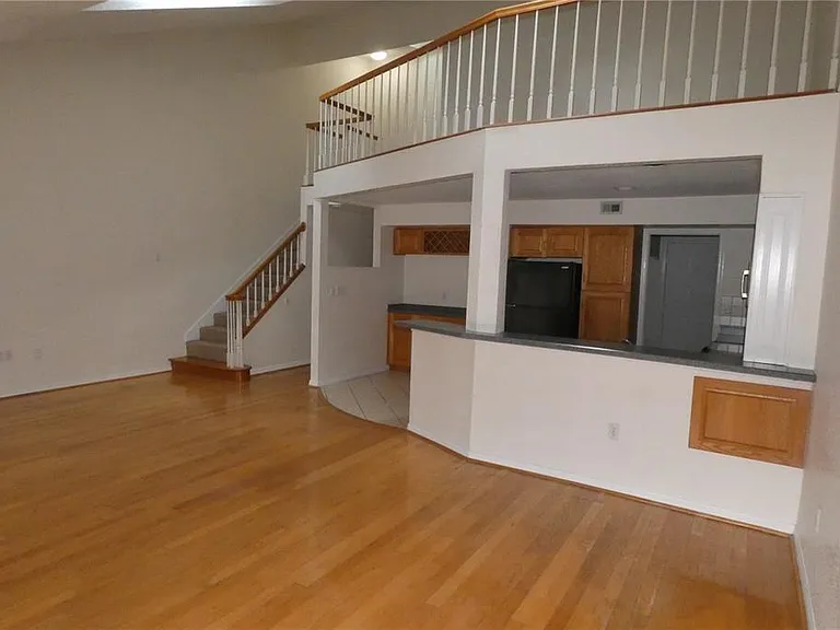 617 Segovia Ct NE — Photo 8
