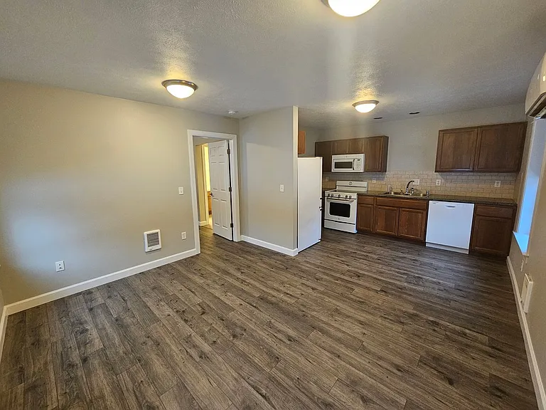 1108 S Coeur Dalene St — Photo 3