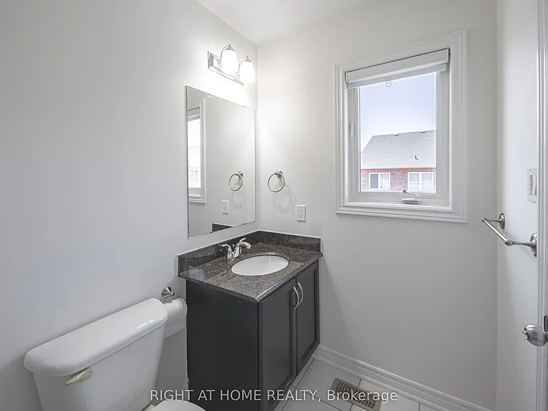 11 Amstel Ave — Photo 33