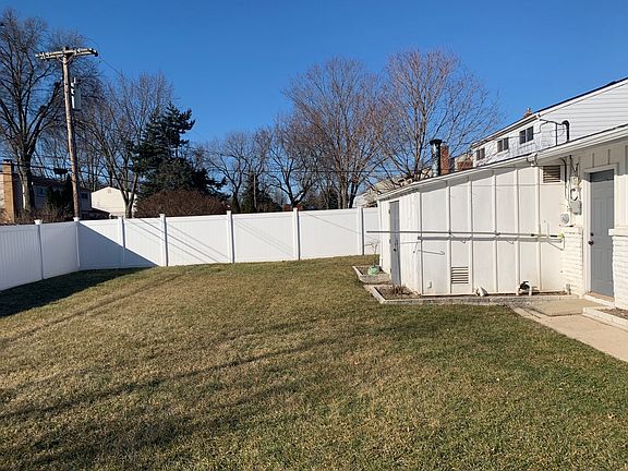 4th image of 8960 Carriage Hill Dr