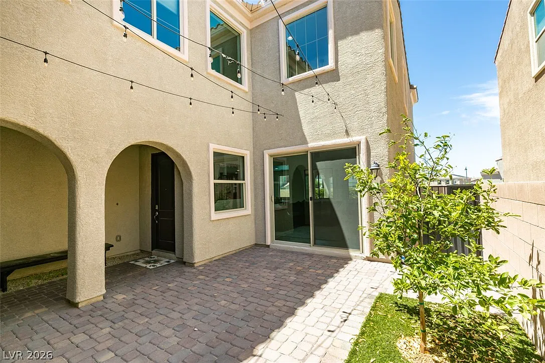 4 bed, 2.5 bath, 3232 sqft, $3,700 — Photo 3