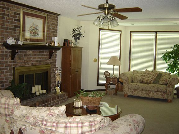 Spacious Great Room w/ Bay Window