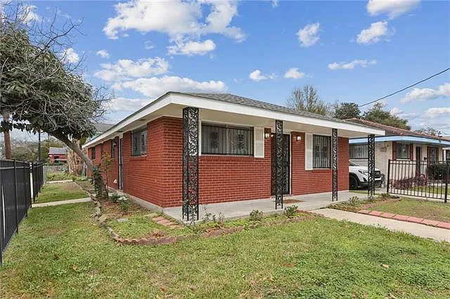 3 bed, 2.0 bath, 1377 sqft, $1,800 — Photo 2