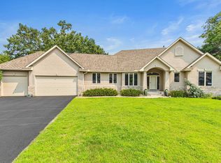 7036 Crowne Oak Rd, Eden Prairie, MN 55344
