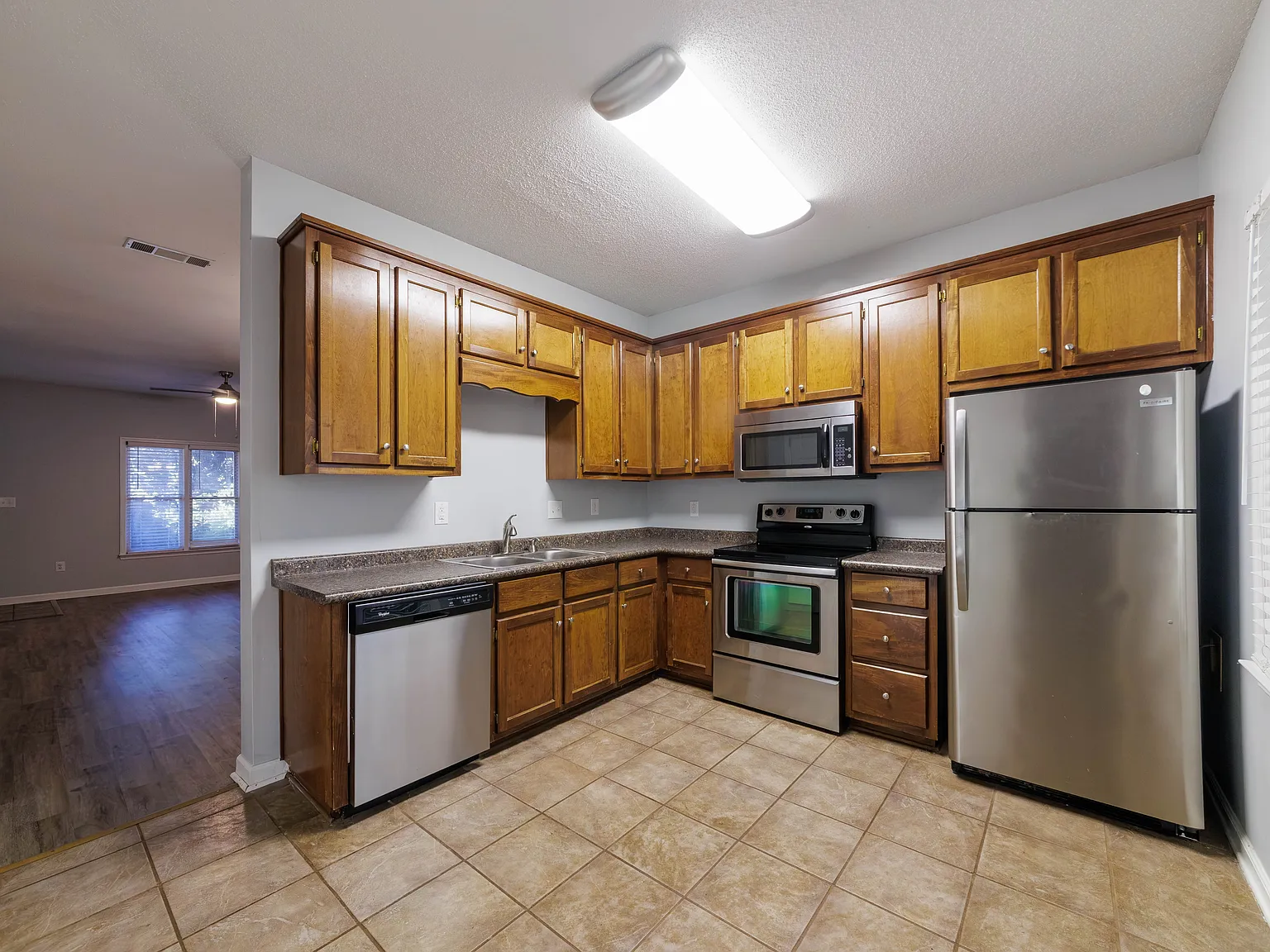 2 bed, 2.5 bath, 1285 sqft, $1,400 — Photo 4
