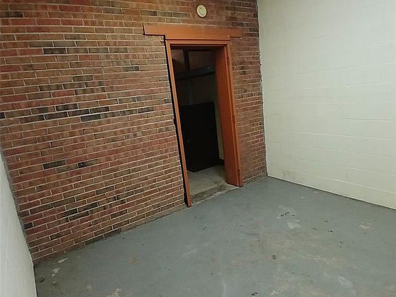 5th image of 122 N Main St