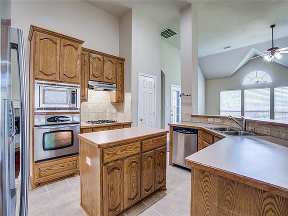 5th image of 1105 Manchester Dr